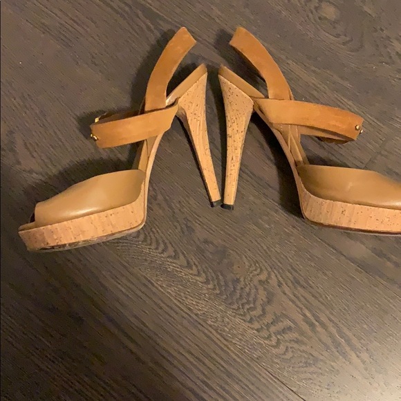 Gucci mustard yellow heels with gold hardware - Picture 3 of 7